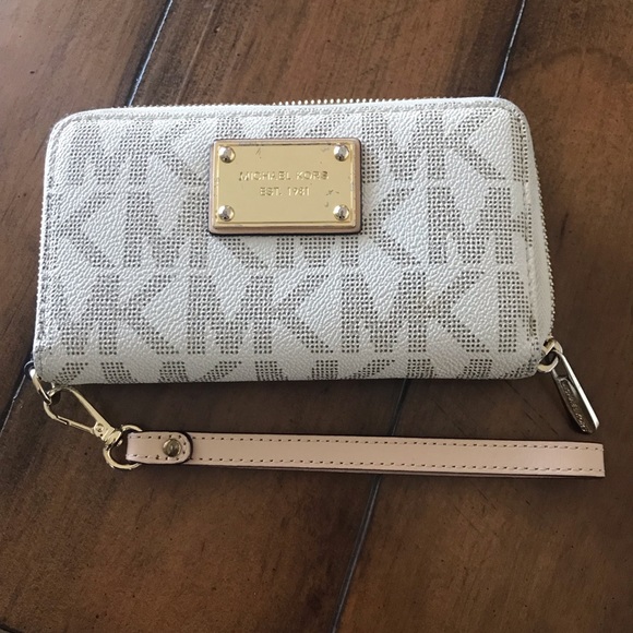 Michael Kors Handbags - MK wristlet wallet